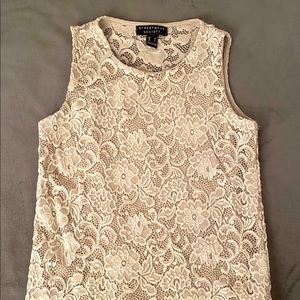 Beautiful lace top - Taupe color - Stretchy material - Slim fitting